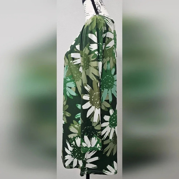 Bon Apple Tea Women's V Neck Long Sleeve Green Daisy Floral Blouse SZ Medium NWT - Picture 2 of 10